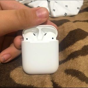 Apple airpods(2nd gen)